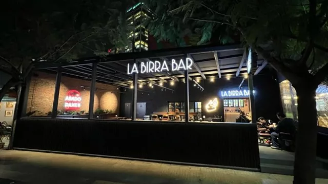 La hamburguesa más premiada del mundo la tiene Chile: La Birra Bar abrió su primer local en el país (y con más planes de expanión)
