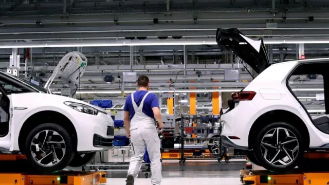 Volkswagen en crisis en Alemania: el posible cierre de fábricas y el error de echarle la culpa a la evolución de los autos eléctricos (lo que no te cuenta la prensa internacional)