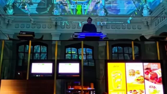 McDonald 's cambia su estrategia de “no lugar” y reinventa sus sucursales, también con discotecas para captar la Generación Z (y a todo el que le guste la música)