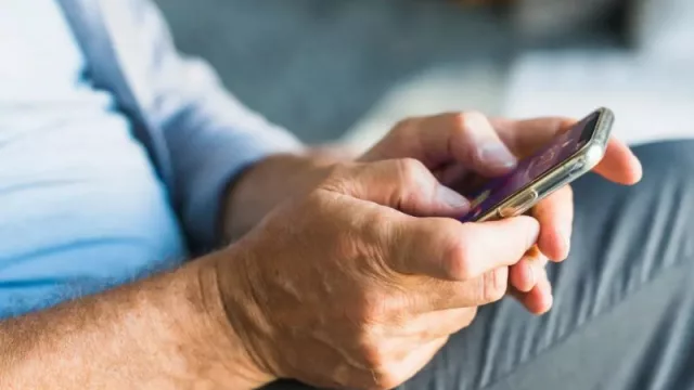 La brecha digital deja atrás a la mitad de los mayores de 75 en Cataluña